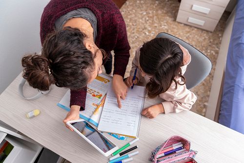 母亲在家帮助女儿学习照片下载