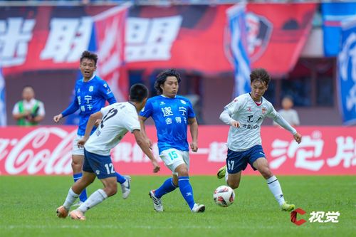 10月2日，遂宁舍得干队与巴中红叶队球员在赛场上激烈拼抢。（C视觉签约摄影师 刘昌松 摄 ）