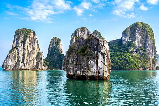 phong cảnh tuyệt đẹp tại vịnh hạ long, việt nam - hạ long bay h&igrave;nh ảnh sẵn c&oacute;, bức ảnh & h&igrave;nh ảnh trả ph&iacute; bản quyền một lần