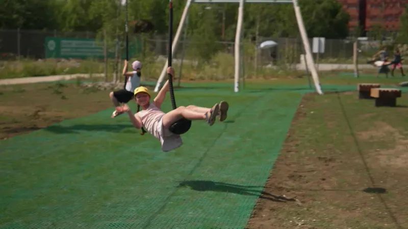 La tyrolienne de Saint-Sauveur a rencontré un franc succès le 20 juin 2026.