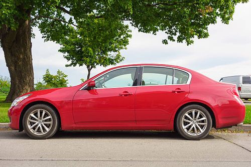  Infiniti: A Quiet Luxury Player in a Loud Automotive Market
