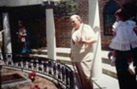 r/Elvis - Colonel Tom Parker at Elvis's grave. Circa 1985.