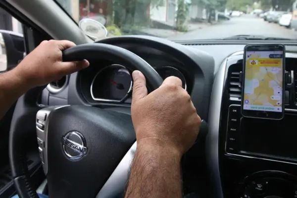 Motorista por aplicativo derruba portão de condomínio para escapar de assalto em Maceió