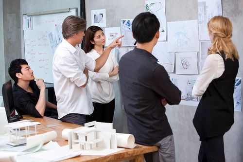 建筑设计师们一起讨论图片下载