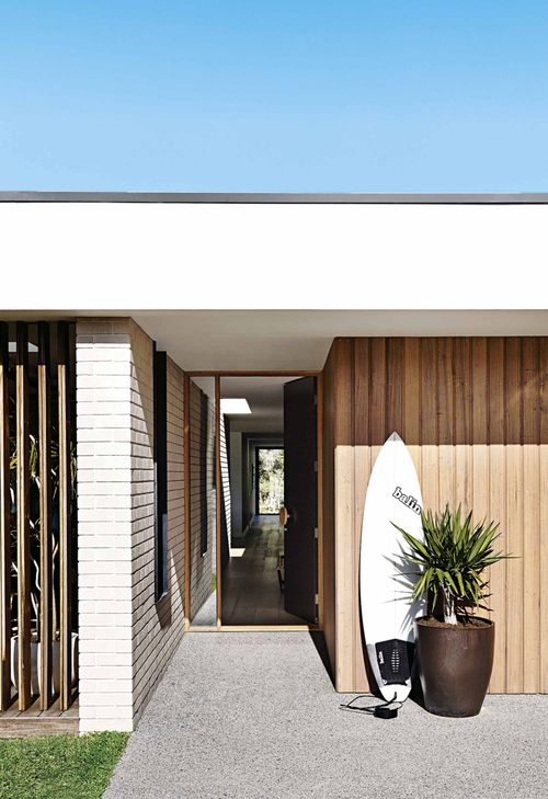 The best home exterior materials to nail your facade Mid Century Modern Beach House, Mid Century Beach House, Mid Century Beach, Mid Century Coastal, Mid Century Modern Exterior, Interior Design Process, House Decor Modern, Modern Front Door, Beach House Kitchens