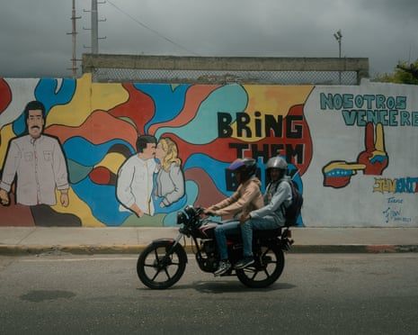 A mural of Nicolas Maduro and Cilia Flores embracing