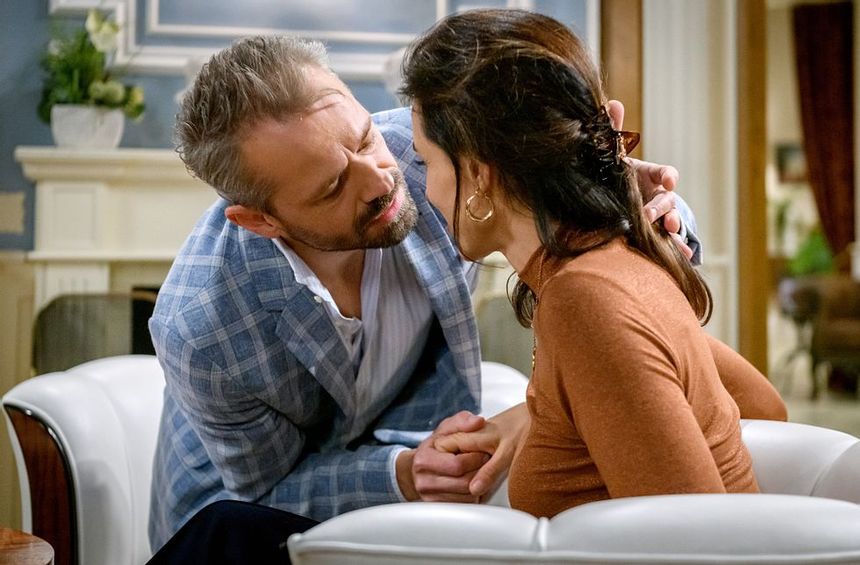 Erik (Sven Waasner) küsst Ulrike (Genoveva Mayer) in 'Sturm der Liebe'.