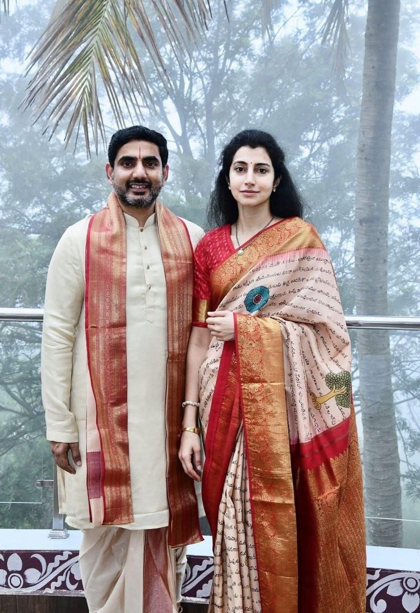 Home Flower Decor, Nara Brahmani, Nara Brahmani Saree, Golden Blouse Designs, Golden Blouse, Luxury Modern Homes, Sarees Online, Bridal Style, Flower Decorations