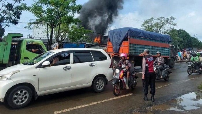 Kebakaran Gudang Plastik di Maros membuat arus lalu lintas macet sepanjang 2 km.