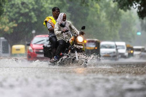 Heavy rain lashes Delhi-NCR, waterlogging in several areas | In Pics