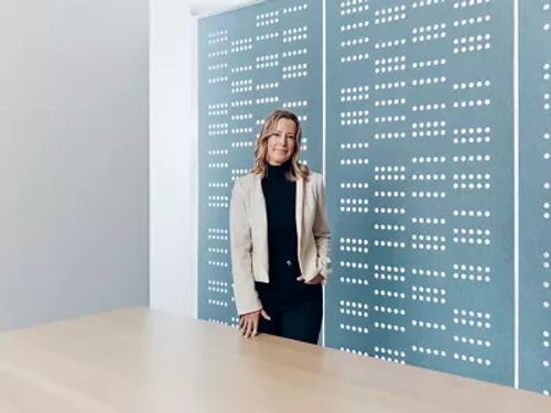 Cathy Reese 面向镜头微笑