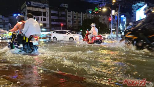 写真は東南アジアの冠水道路だが、今や日本でも珍しくなくなりつつあるのが怖い