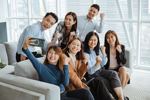 同事们在现代工作场所亲密互动并微笑自拍图片下载