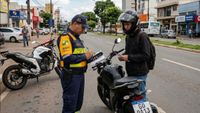 Rodar com IPVA de moto atrasado: entenda as consequências e como regularizar