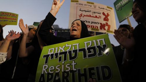 Des dizaines de milliers d'Arabes israéliens ont manifesté, samedi 11 août, à Tel-Aviv.