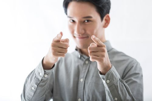 做手势的年轻男子图片下载