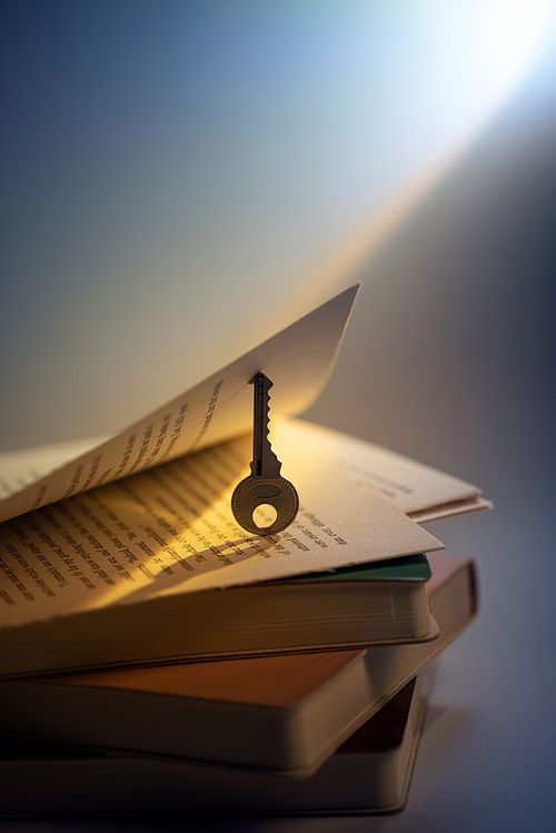 一束光照在一摞书和钥匙上照片下载
