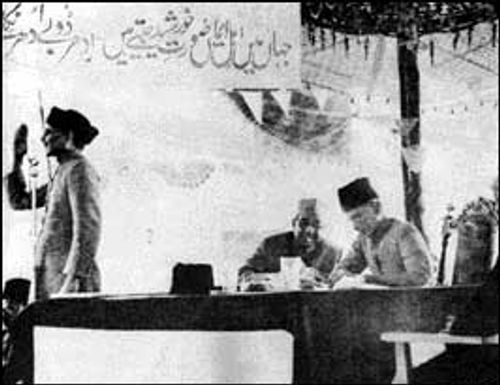 Chaudhari Khaliquzzaman (left) seconding the 1940 Lahore Resolution of the Muslim League with Jinnah (right) presiding, and Liaquat Ali Khan (centre)