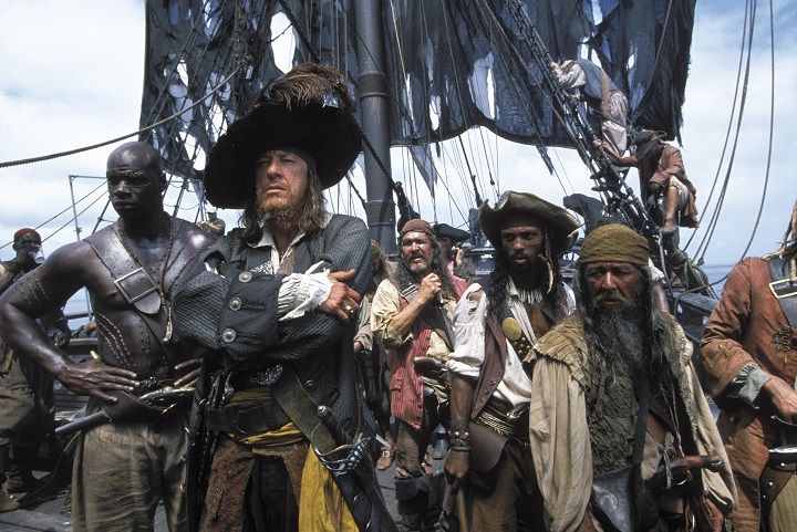 Cena de batalha entre o Pérola Negra e o Interceptador no filme Piratas do Caribe A Maldição do Pérola Negra