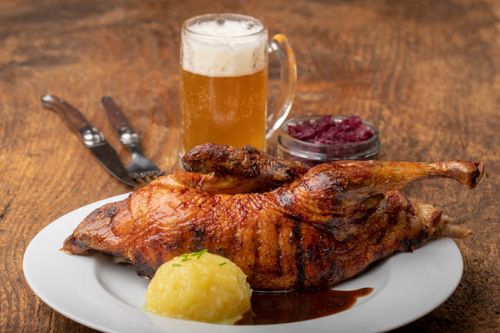 gegrillte ente auf einem teller mit knödel - gebratene ente stock-fotos und bilder