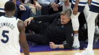 Timberwolves coach Chris Finch to have surgery on knee after sideline collision, AP source says | MPR News