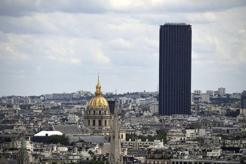 La tour Montparnasse doit être désamiantée et rénovée. Les travaux pourraient commencer en 2026.