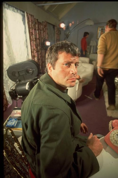 El actor Oliver Reed en el rodaje de 'La celada'