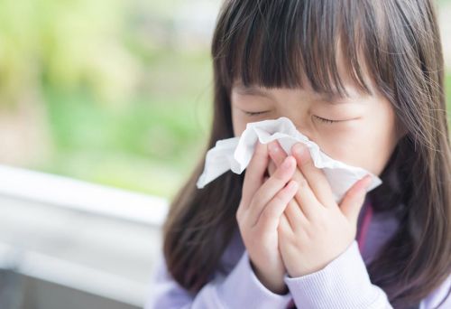 Trẻ em là đối tượng dễ mắc bệnh khi giao mùa
