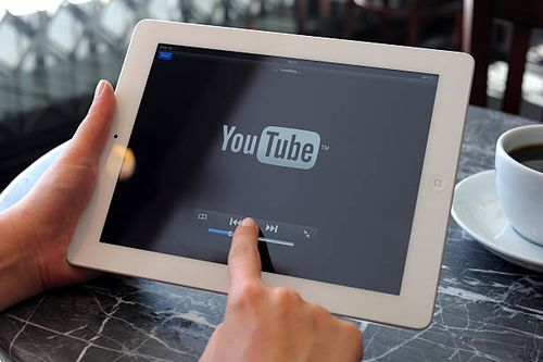youtube on thenew ipad 3 - youtube stock pictures, royalty-free photos & images