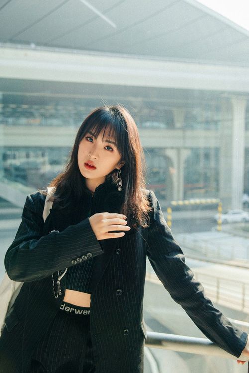 空气刘海橘棕色烟熏妆造型的姚安娜