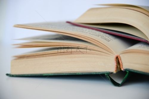 白色桌子上被翻开的书页