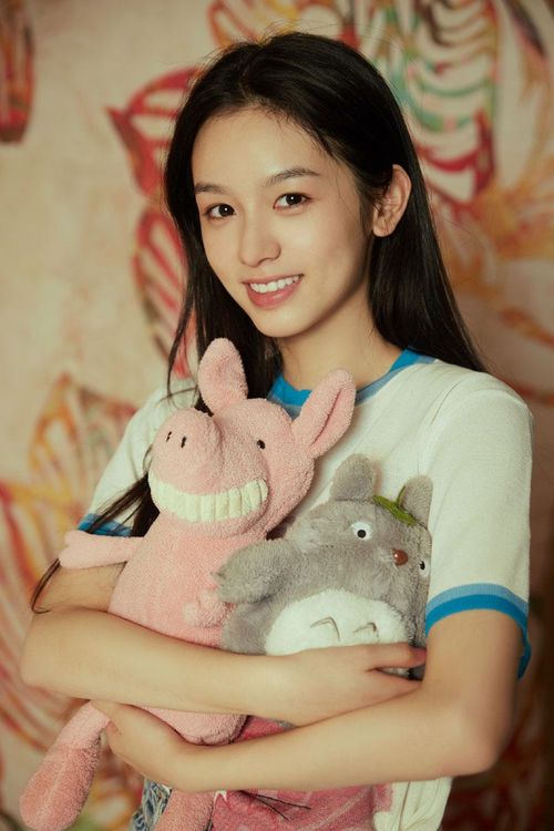 怀抱玩偶少女心的周也