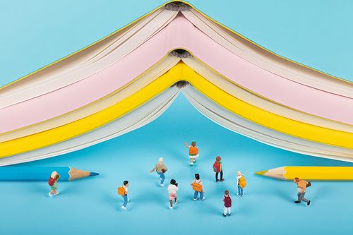 微缩创意堆叠书本笔记本铅笔学生开学照片下载