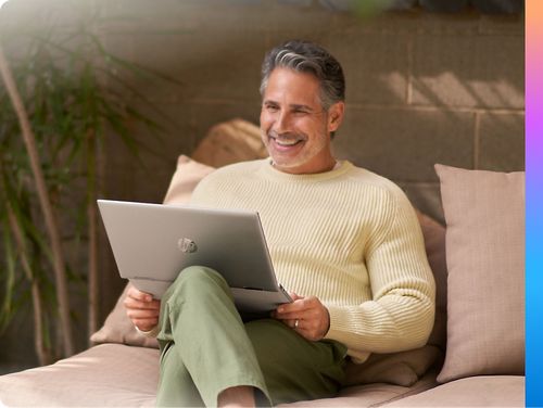 一名男子正在使用笔记本电脑