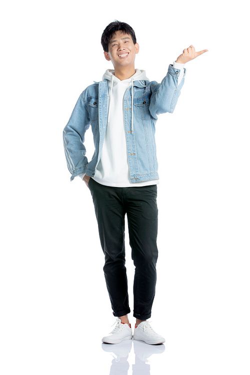 做手势的年轻男子图片下载