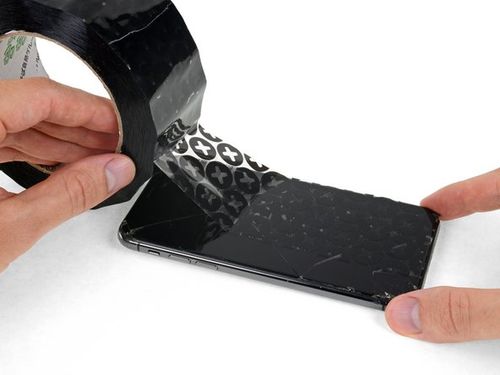 iPhone 11 Rear-Facing Cameras Replacement, Tape over any cracks: step 3, image 2 of 3