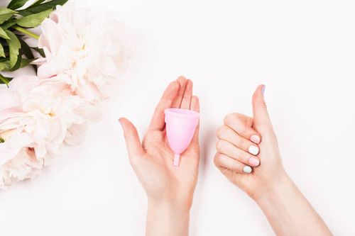 copa menstrual en manos de mujer. - copa menstrual fotografías e imágenes de stock