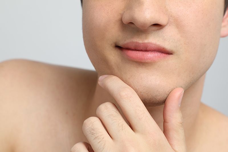 rosto de homem com lábios após micropigmentação labial masculina. Os olhos não aparecem na imagem