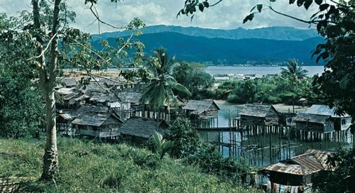 Malaysia. Landsby, bygd på pæler, i delstaten Sabah.