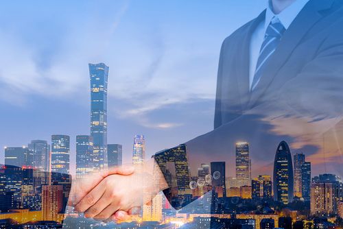 城市高楼背景下握手合成照片图片下载