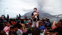 Mount Ruang: Indonesia volcano eruptions force thousands to evacuate as airlines cancel flights | CNN