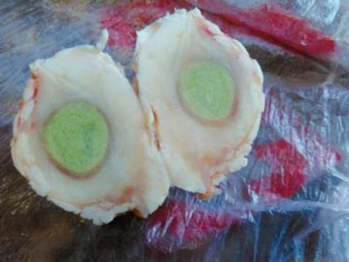 切开后，里面的东西看上去像蛋黄。