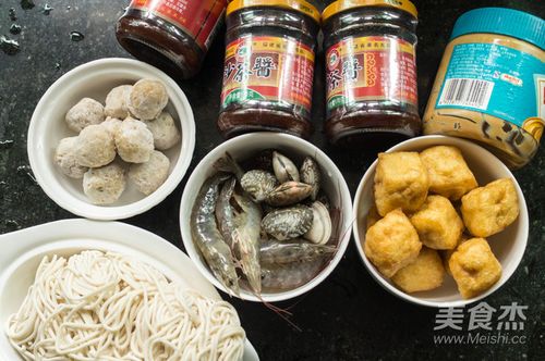 Variety of Fujian dishes including Shacha Noodles