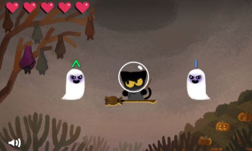 Un personaje en casco espacial vuela en escoba entre dos fantasmas sonrientes en un paisaje oscuro con árboles y calabazas. Corazones rojos arriba.