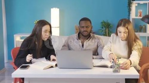 不同种族的大学生在家学习亚洲非洲和欧洲的视频素材