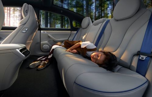 用户在智界 新S7 后排座椅睡觉，展示了智界 新S7 的超大空间