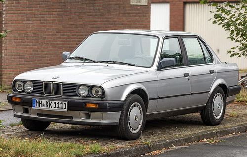 BMW_E30_in_silver_(facelift),_front_left_2024-08-18.jpg
