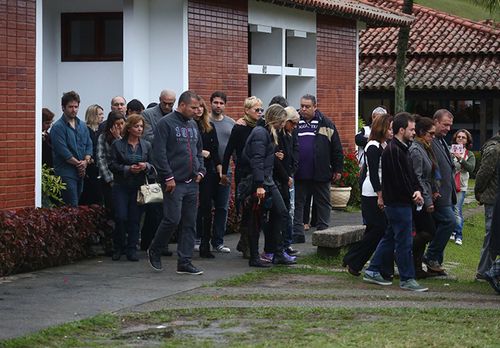 Xuxa Meneghel e familiares se despedem de Cirano Rojabaglia