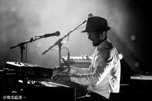 旅行团乐队演唱会照