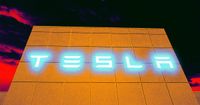 Insiders at Tesla Concerned That Musk's Madness Is Damaging Company, Saying It Would Be Better If He Just Resigned